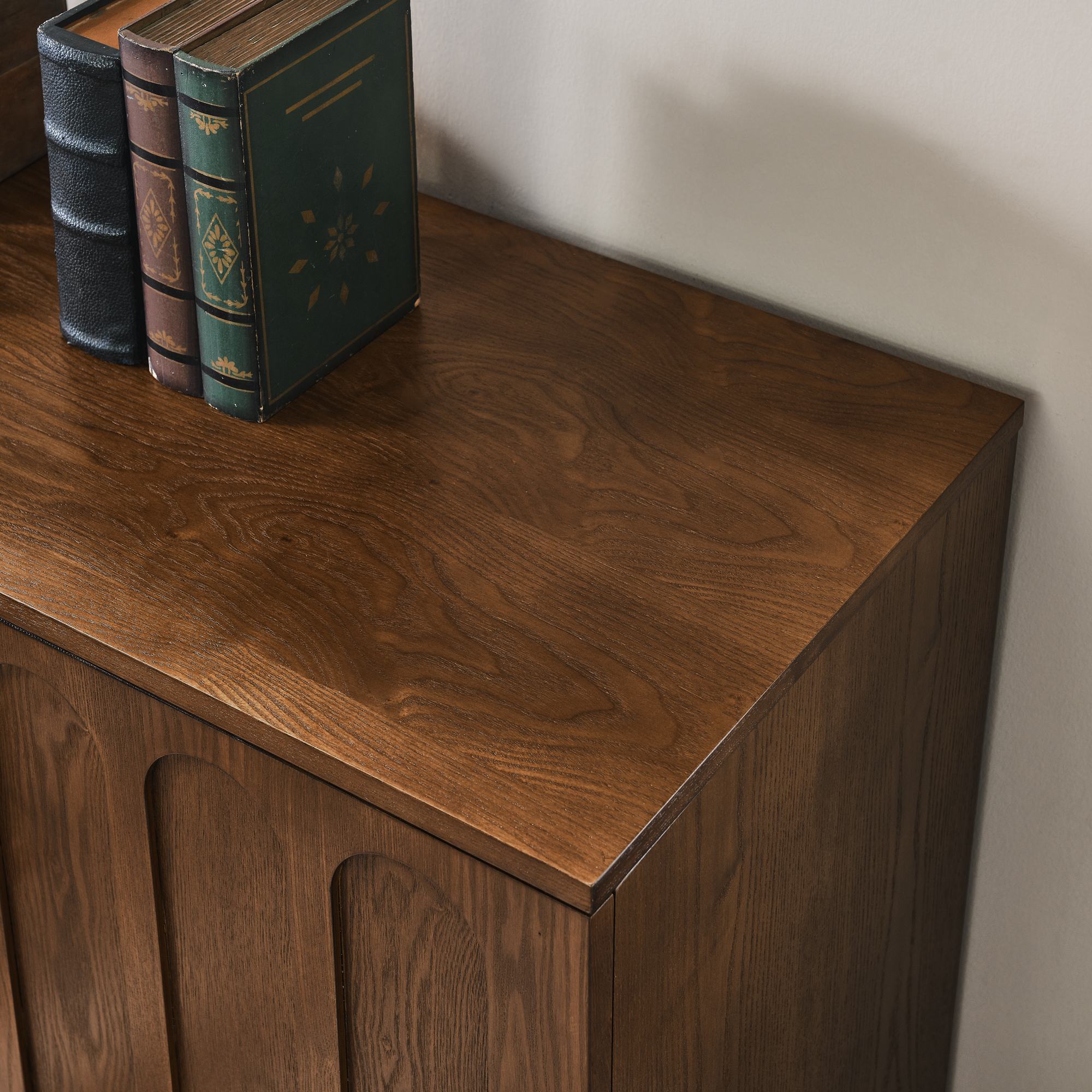 Buffet bas 80,01 cm, meuble de rangement avec étagères réglables, façades rainurées, MDF et bois massif, Effet noyer