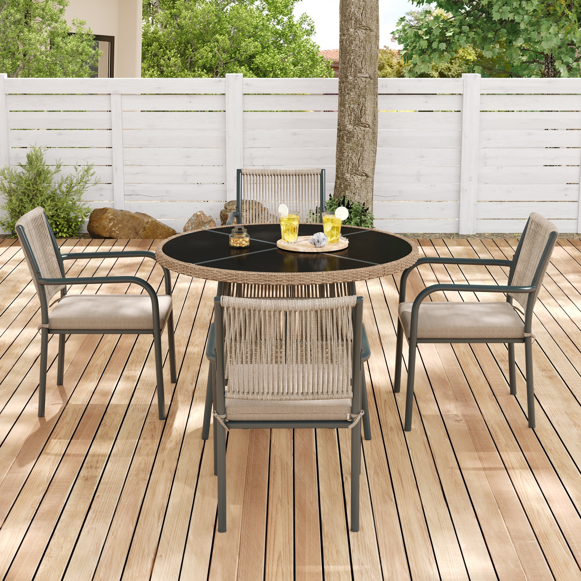 Coussins d’assise inclus, confort pour repas et discussions détendues en extérieur