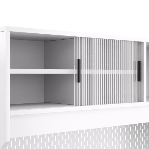 Quatre portes coulissantes en verre cannelé pour un rangement élégant