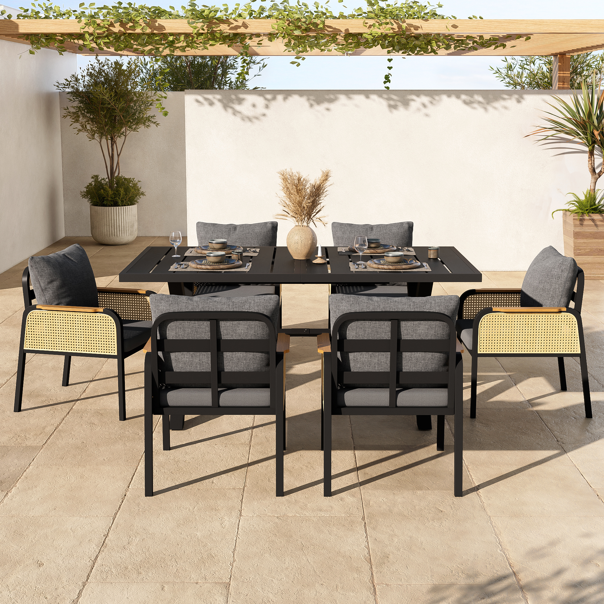 Chaises avec accoudoirs rotin texturés, style moderne luxe discret