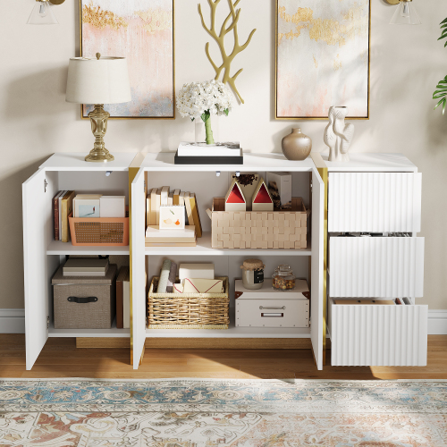 Buffet avec trois portes, trois tiroirs et étagères fixes