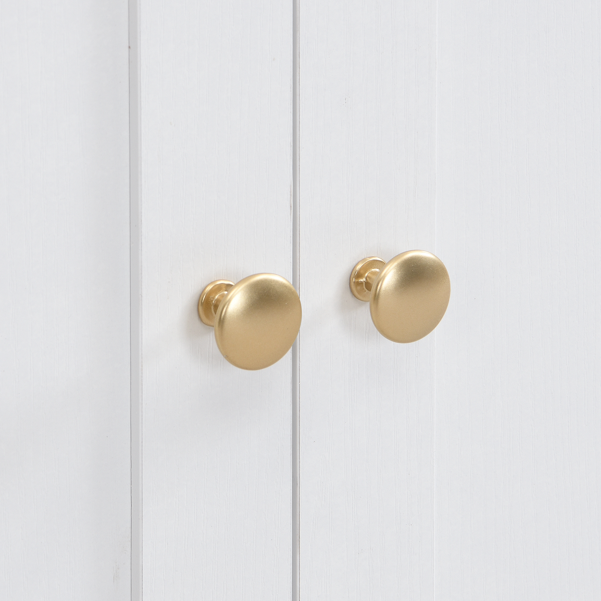 buffet avec grand volume de rangement : 5 portes, 3 tiroirs et compartiments ouverts