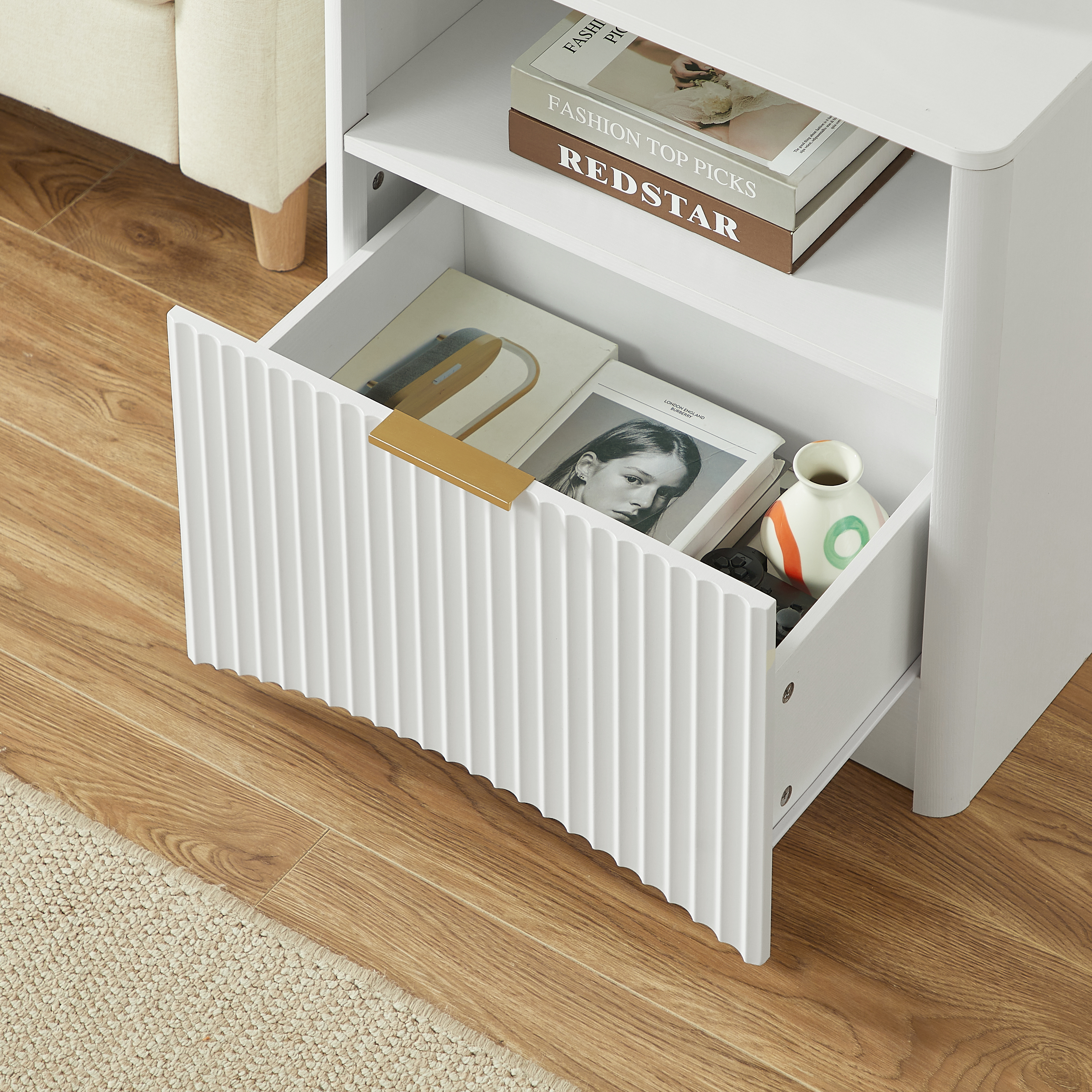 Compartiment inférieur fermé pour rangement discret
