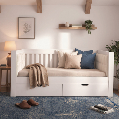 Lit banquette blanc avec dossier et accoudoirs rembourrés