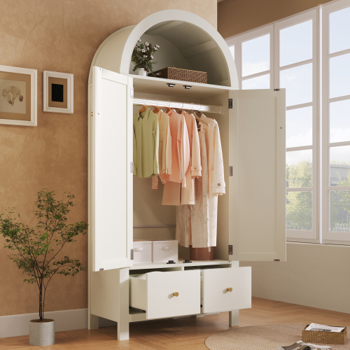 Intérieur de l’armoire blanche avec penderie et tiroirs
