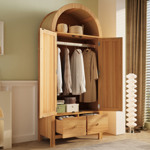 Intérieur de l’armoire avec penderie et tiroirs