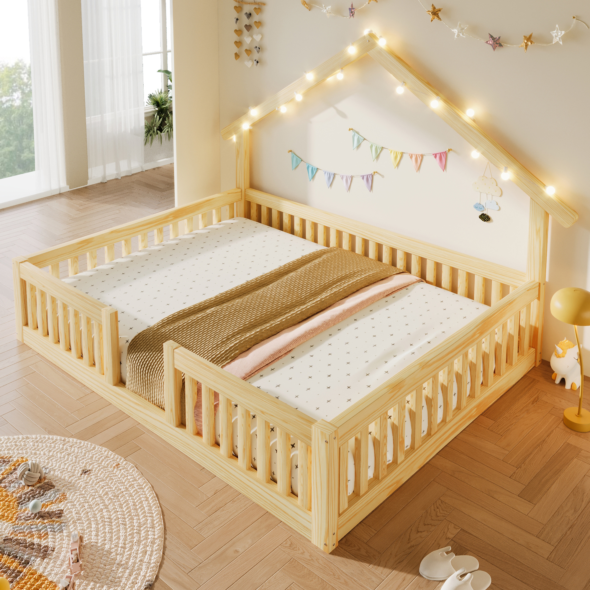 Lit cabane au sol 140x200 cm naturel avec garde-corps et guirlande LED