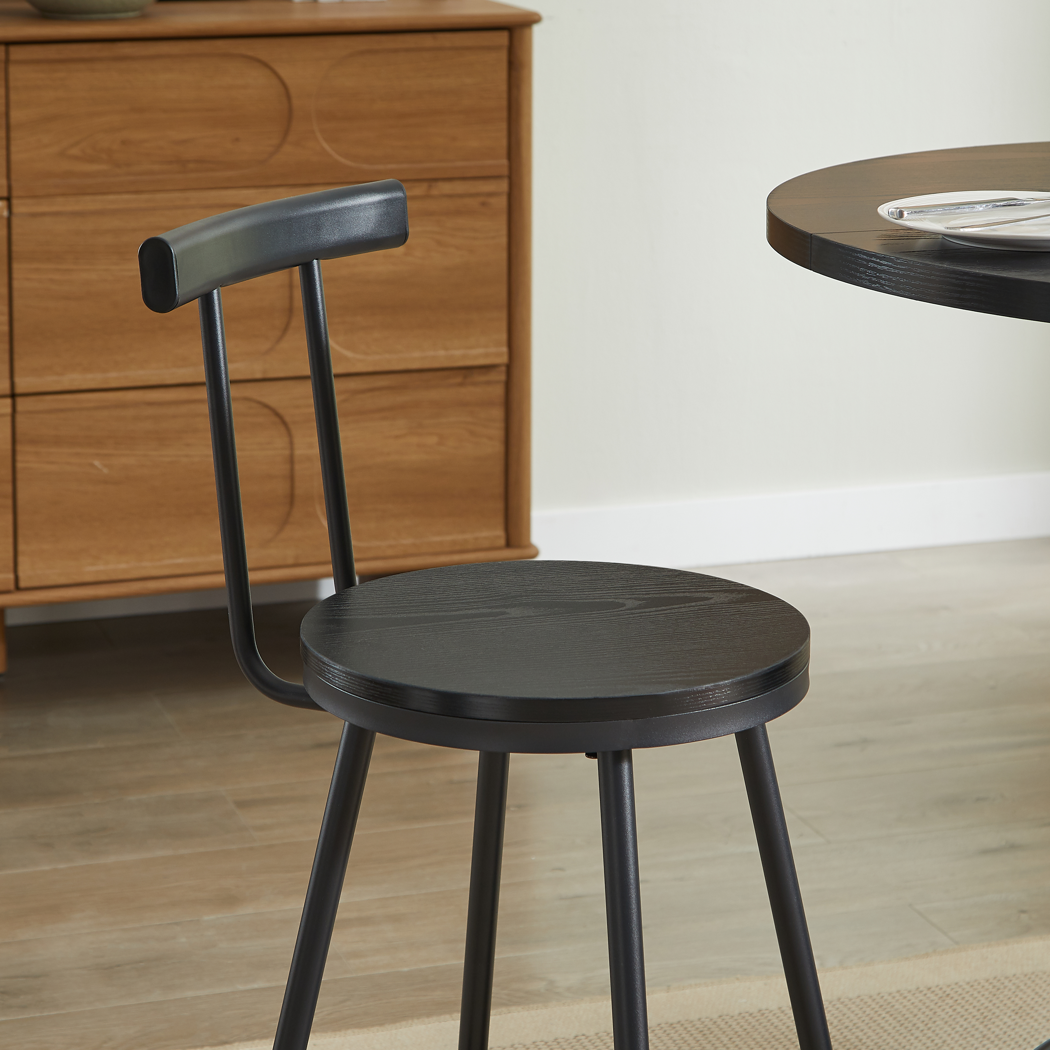 Table à manger ronde Ø80 cm, design Mid-Century moderne, pour 4 personnes, pieds libres suffisants, s'intègre aux espaces compacts, pour cuisine et salle à manger, style équilibré, repas conviviaux, élégance intemporelle - image 5