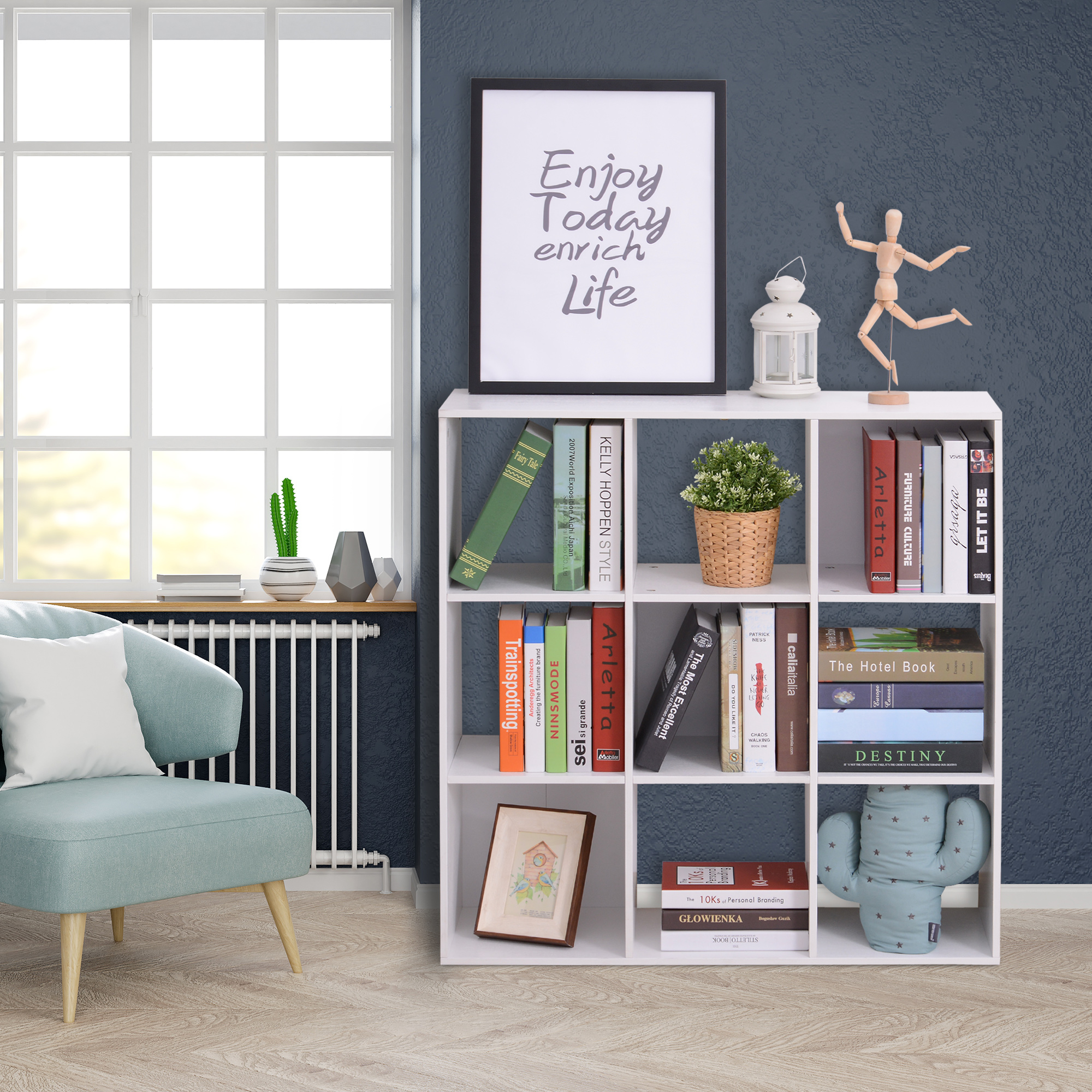 Libreria a 9 cubi bianca con libri e oggetti decorativi