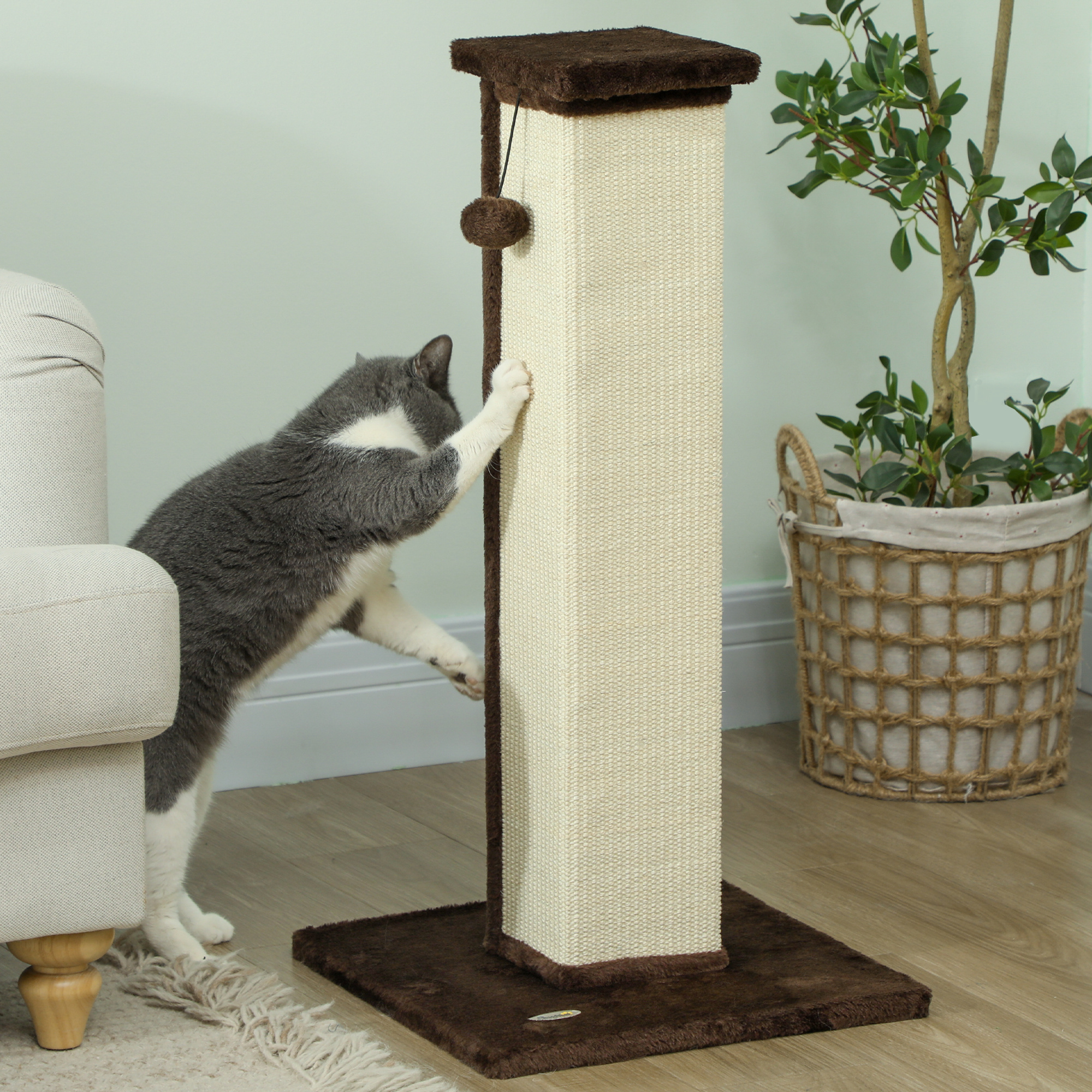 Poteau revêtu de corde en sisal naturel