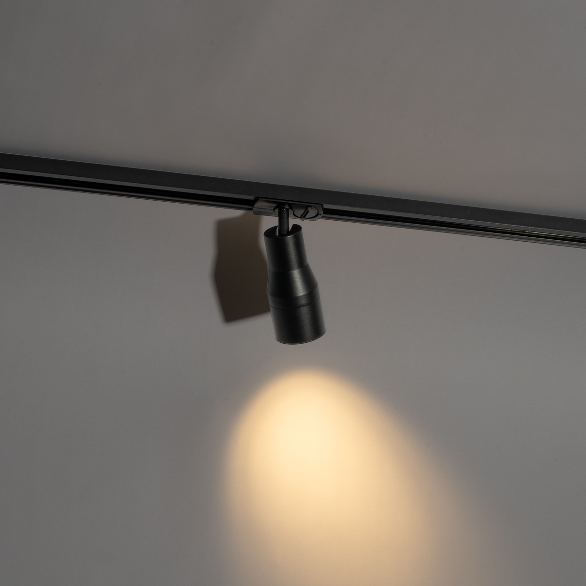Modern Black Spotlight for 1-Phase Track System - Iconic Kohua