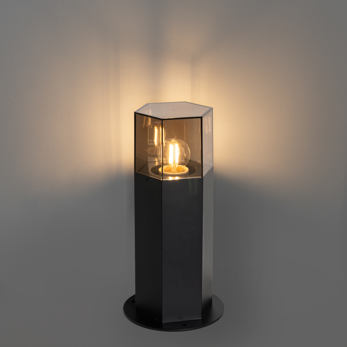 Lampada da terra per esterni nera con paralume fumé esagonale 30 cm - Denmark