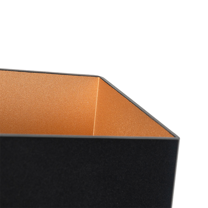 Aplique moderno negro con interior dorado rectangular - Alone