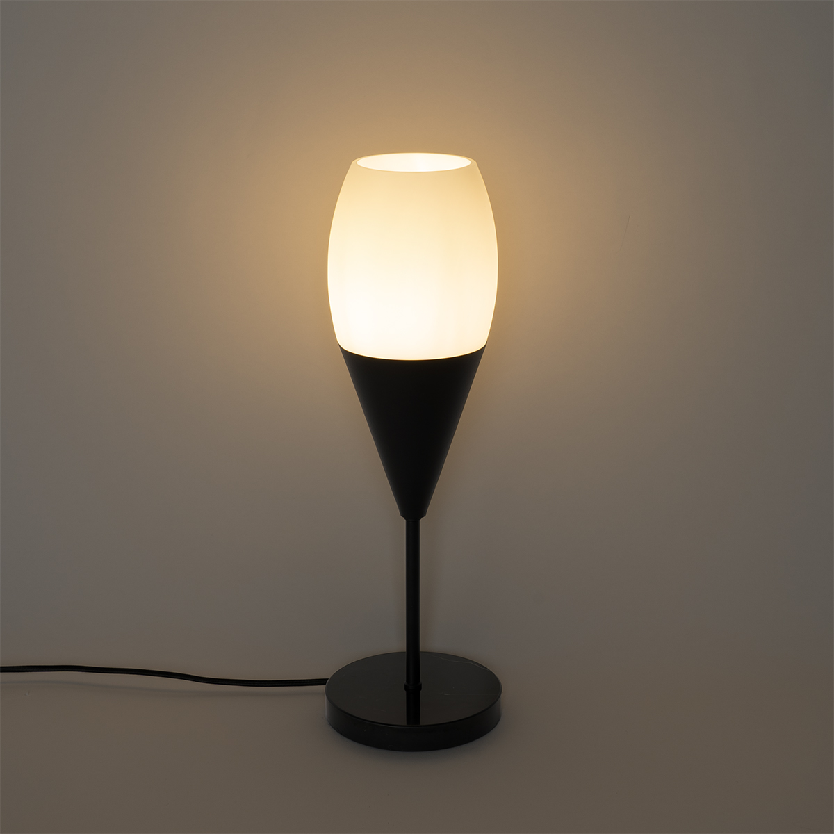 Lámpara de mesa moderna negra con cristal opalino - Drop