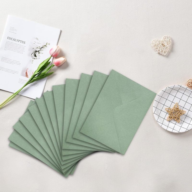 Détail du rabat V et de la texture des enveloppes vert sauge