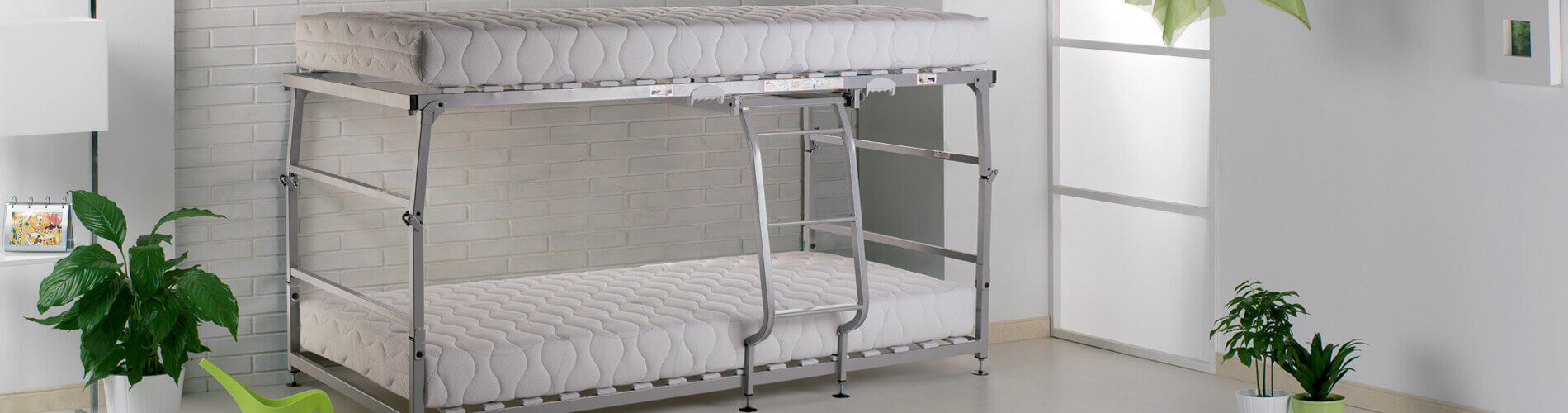 dormitorio con la litera plegable