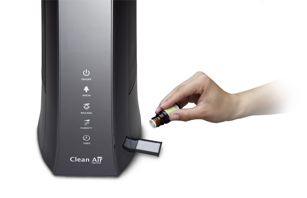 El humidificador descarga vapor a través de una almohadilla empapada en aceite con esencias aromaticas