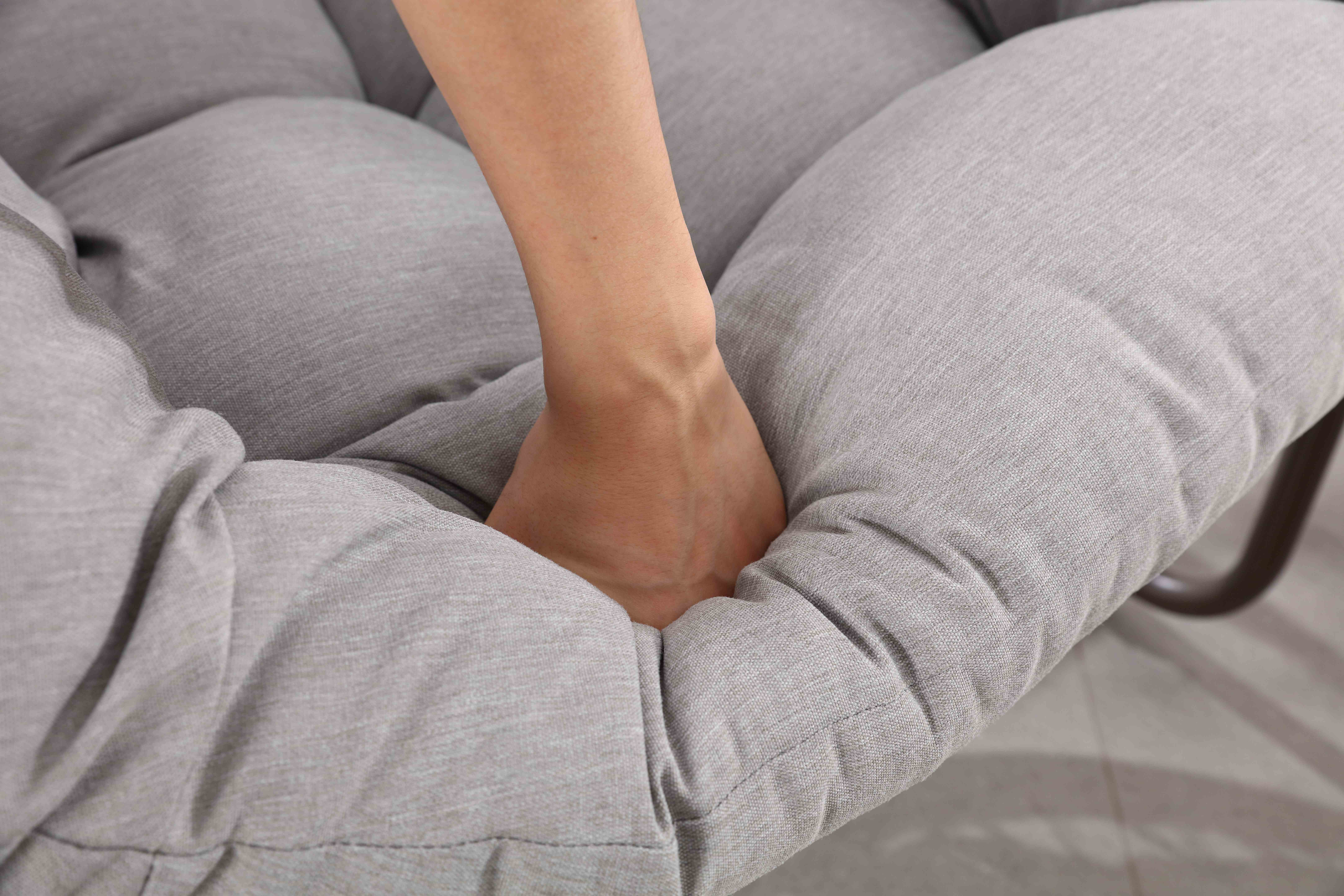 Aspect esthétique fauteuil rotin gris clair