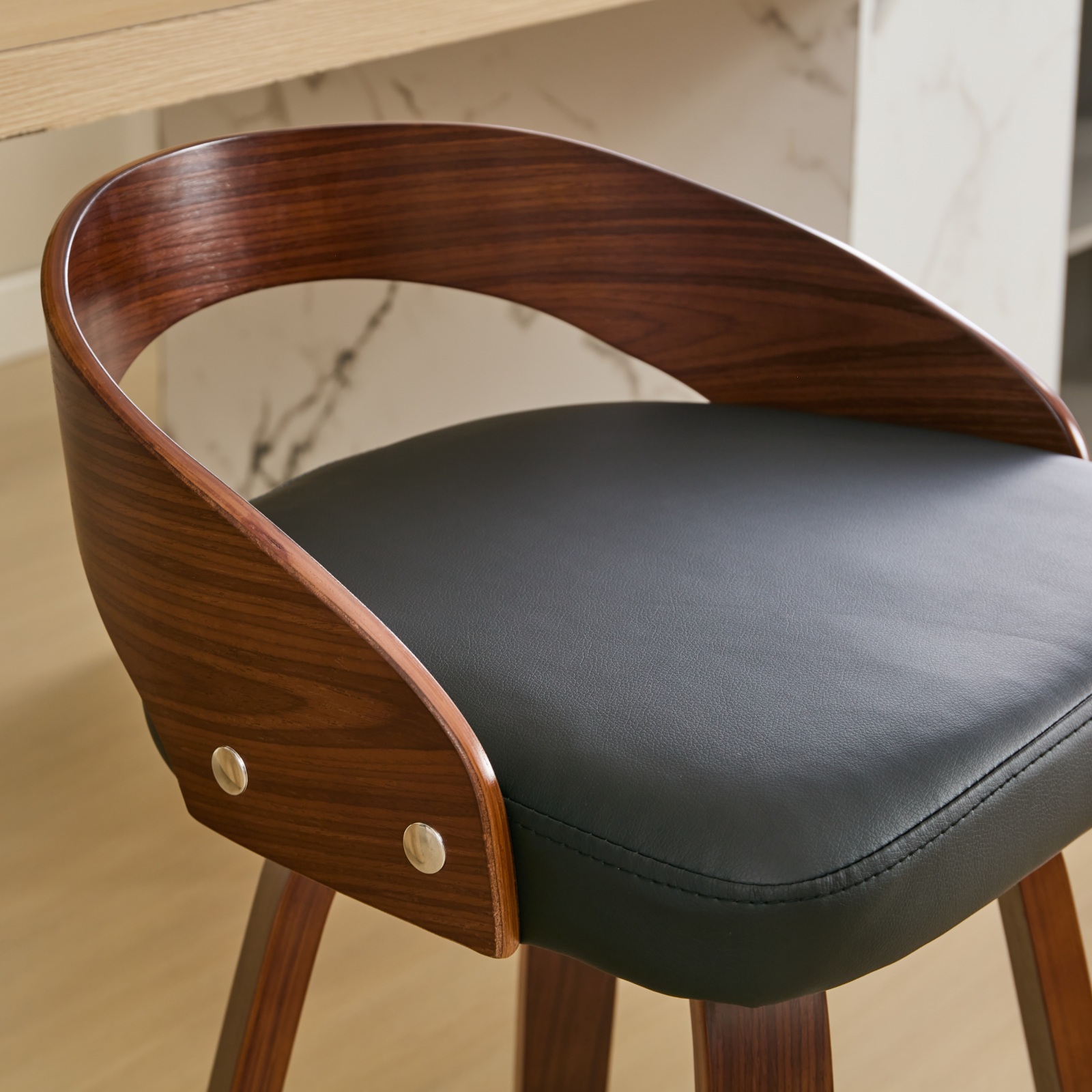 Détail du dos en bois chêne foncé du tabouret de bar