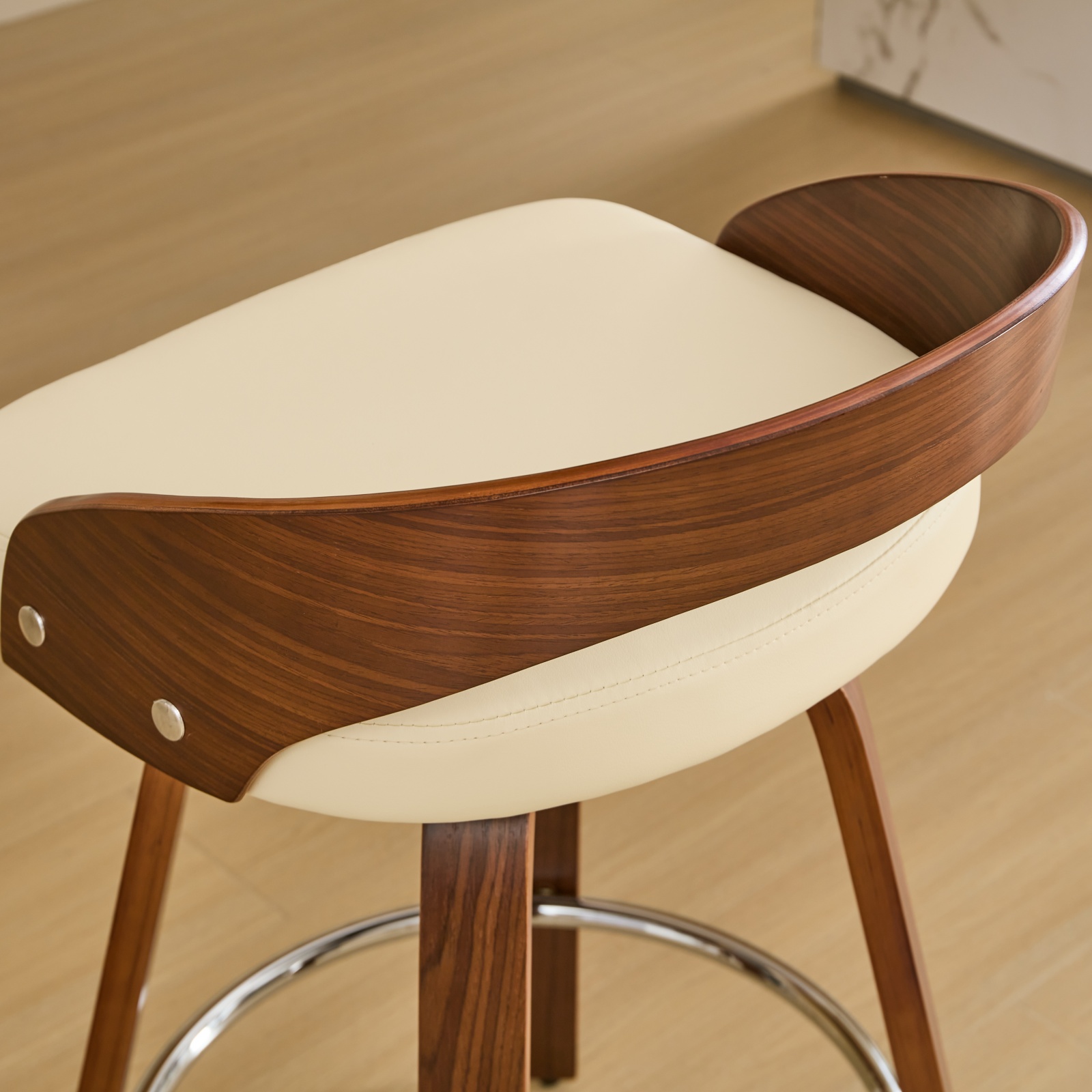 Fonction pivotement 360° du tabouret de bar
