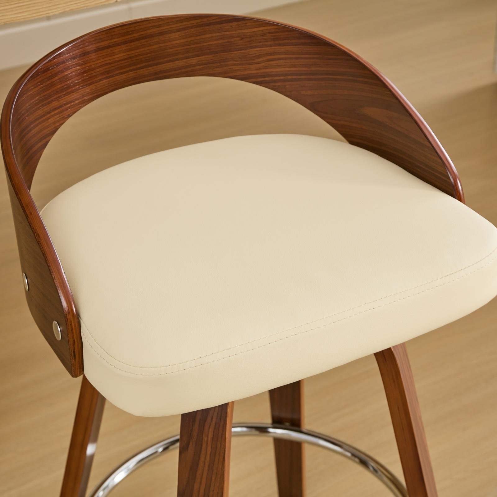 Assise en similicuir beige du tabouret de bar