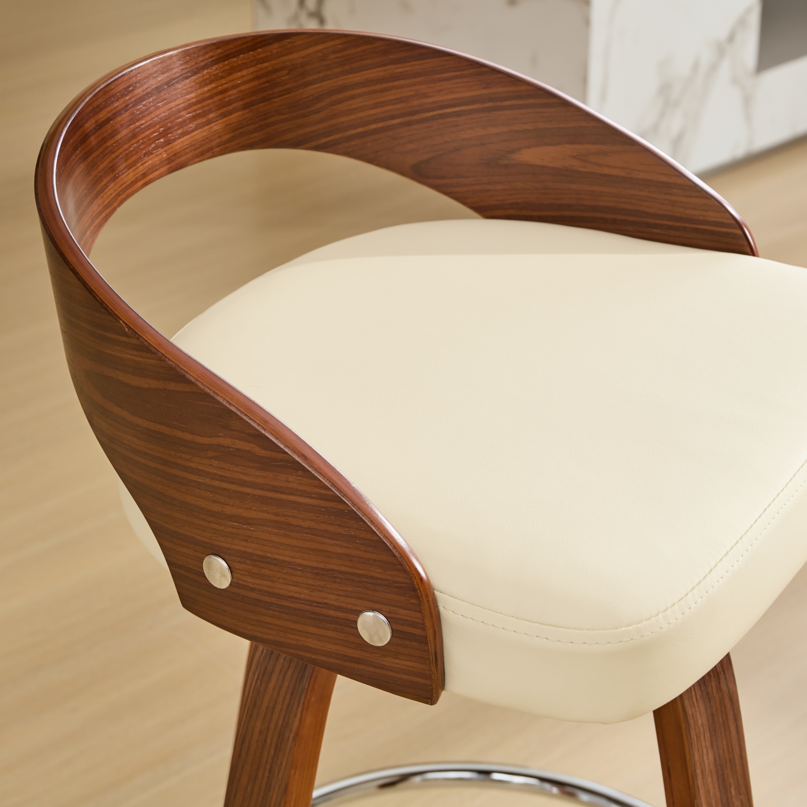 Détail du dos en bois noyer du tabouret de bar