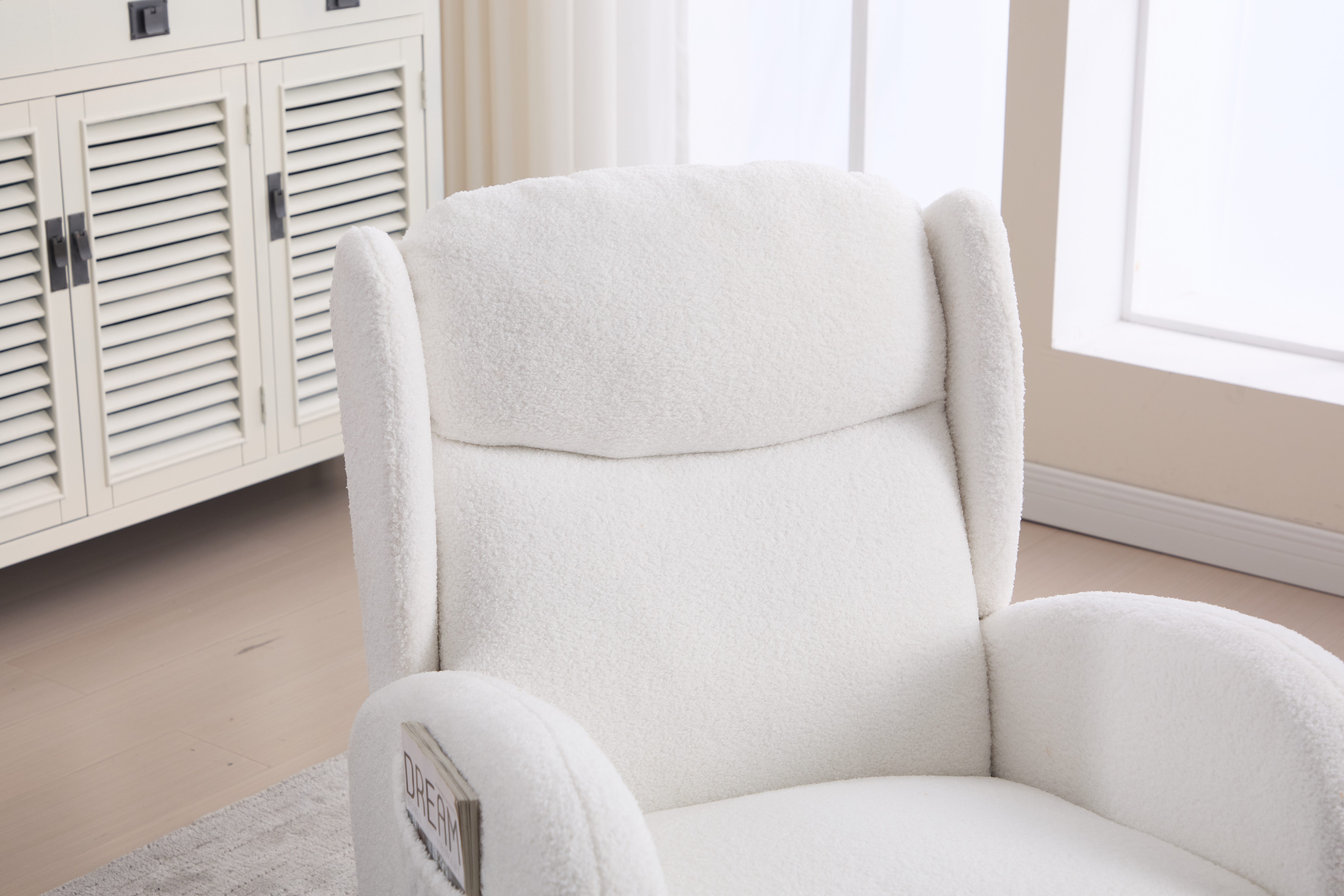 Fauteuil tissu Teddy doux respirant design minimaliste
