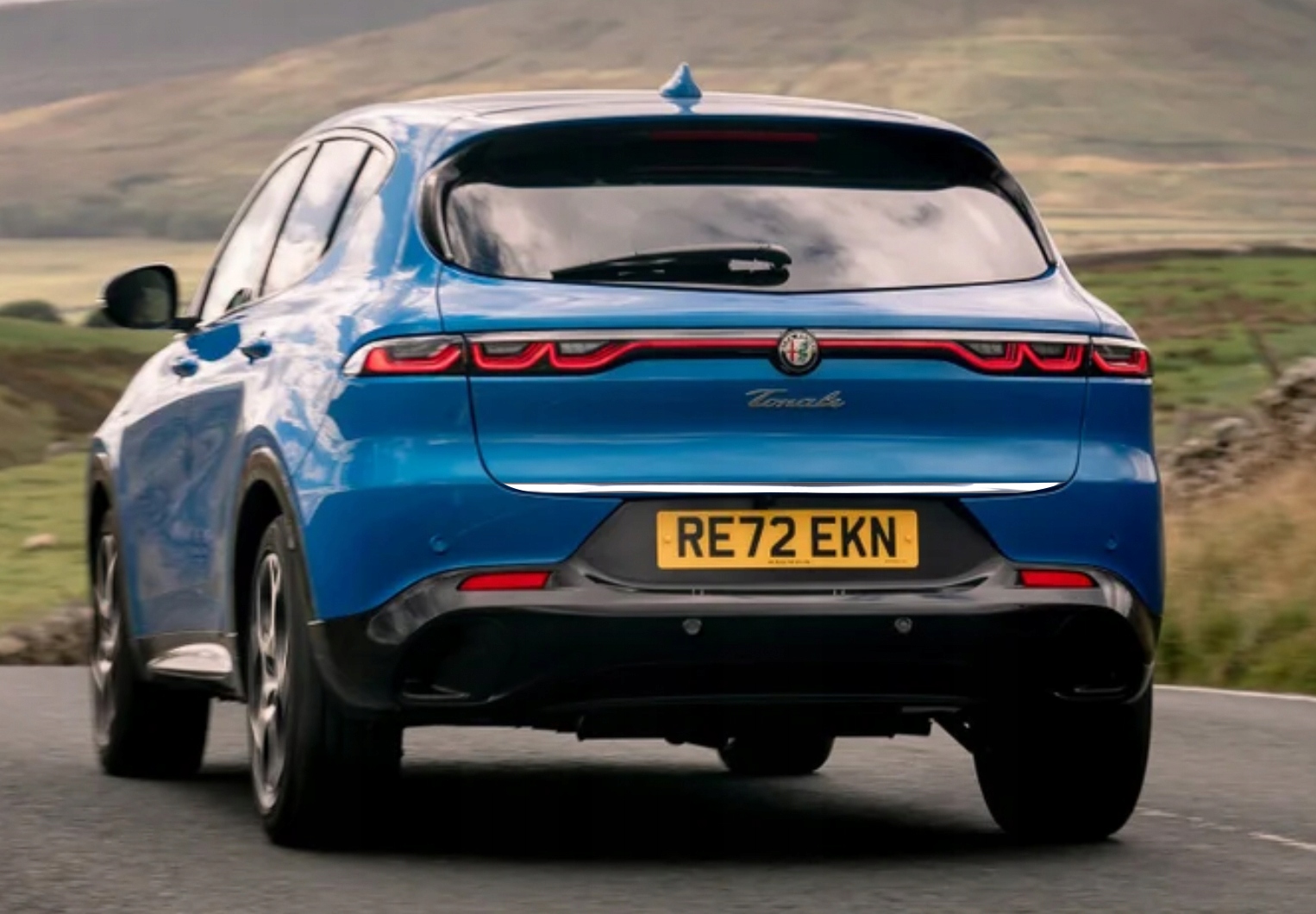 Tiras cromadas sobre la matrícula del Renault Talisman