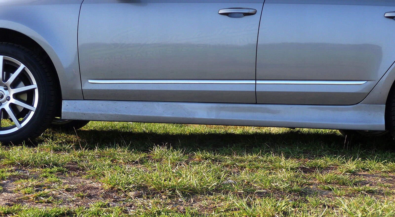 Strisce cromate Skoda – vista ravvicinata