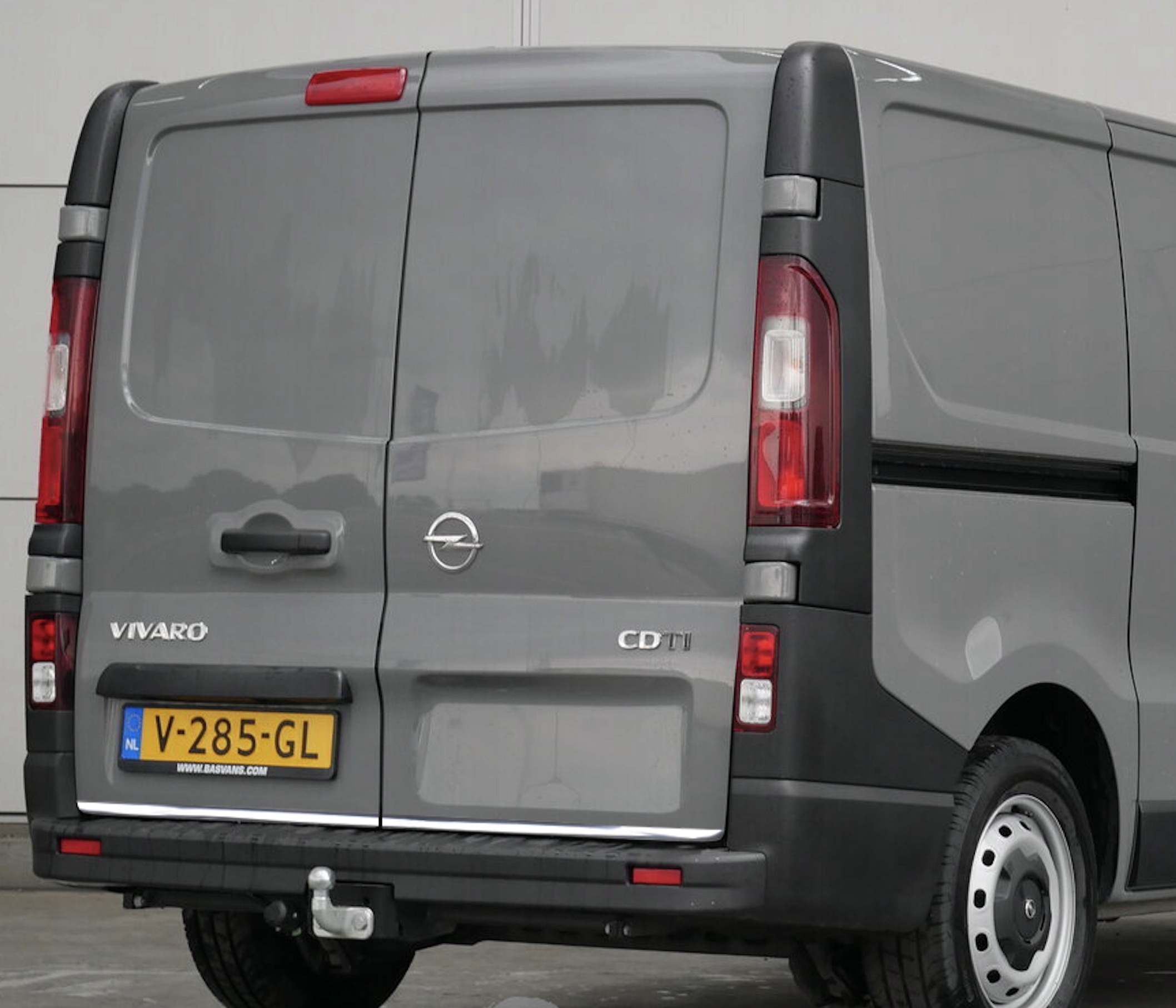 Profili cromati per il portellone posteriore dell'Opel Vivaro