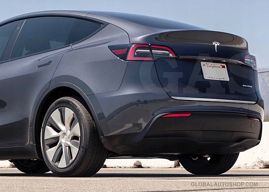 Installation d'une bande chromée sur le couvercle du coffre de la Tesla Model Y