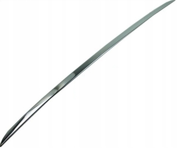 Detalle de la tira cromada de la tapa del maletero