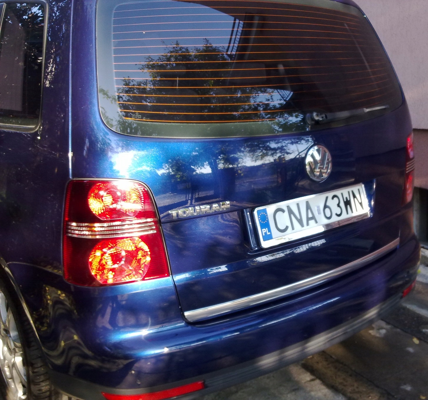 Instalando la tira cromada en el coche