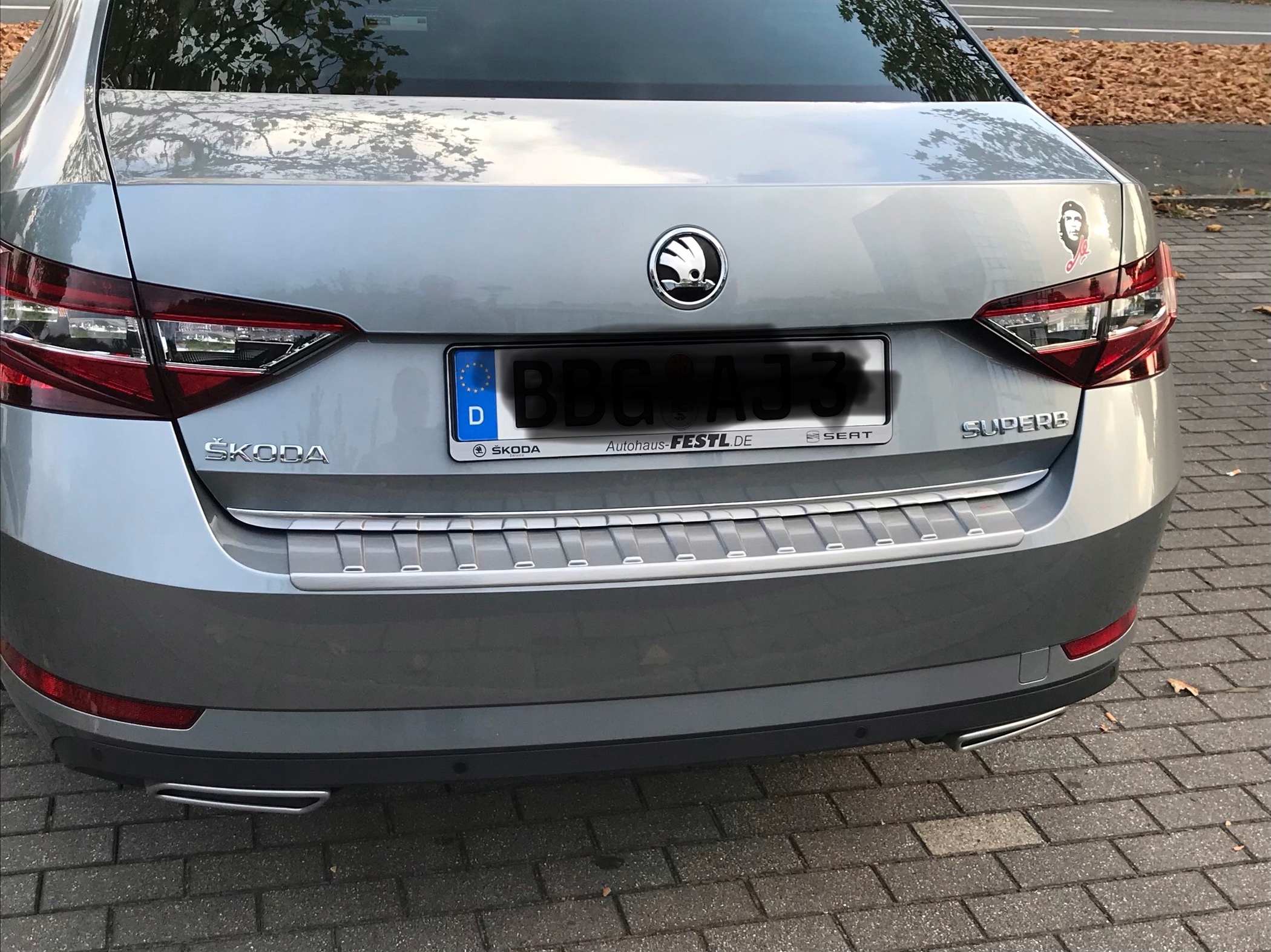 Instalación del embellecedor cromado en la tapa del maletero del Skoda Superb iV HB