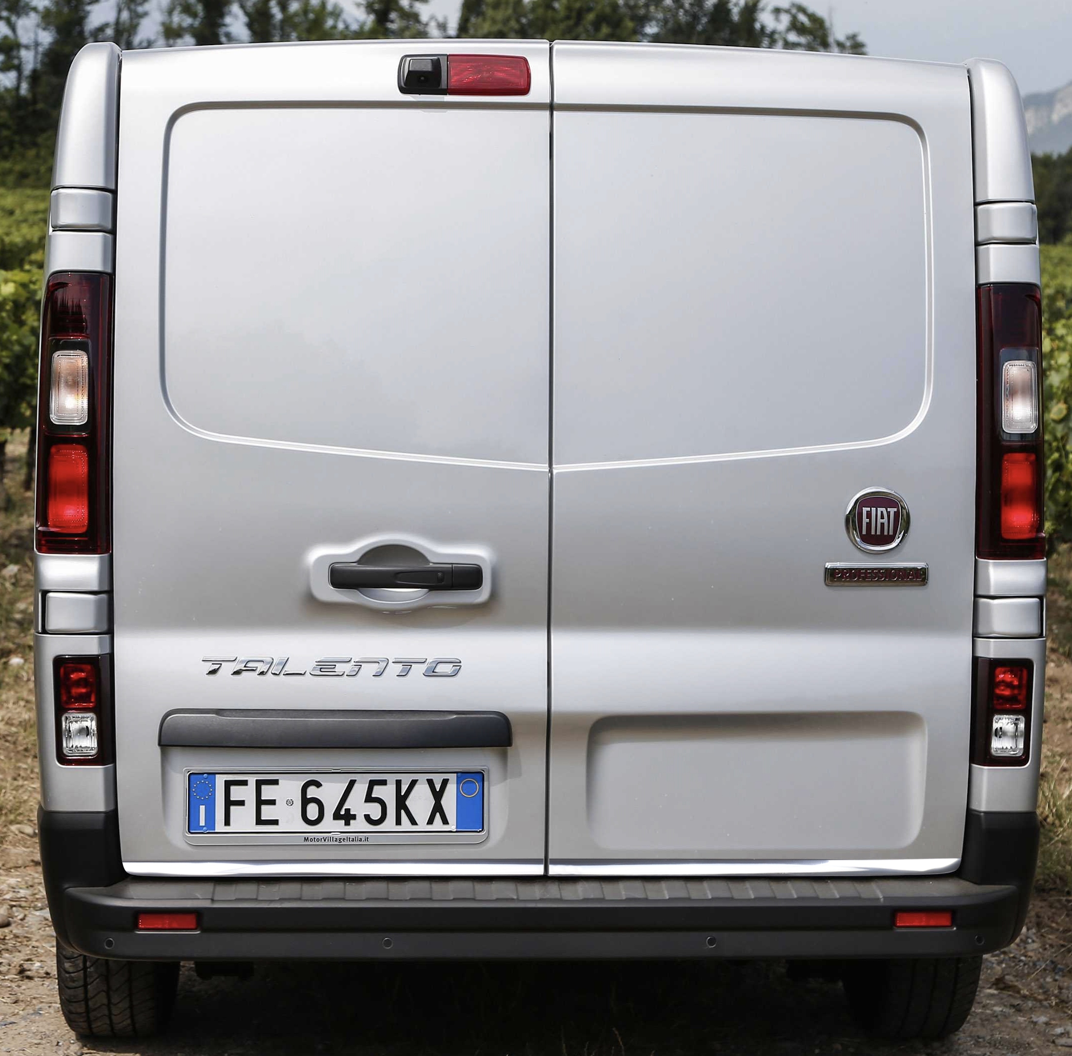 Embellecedores cromados para la puerta del maletero del Fiat Talento