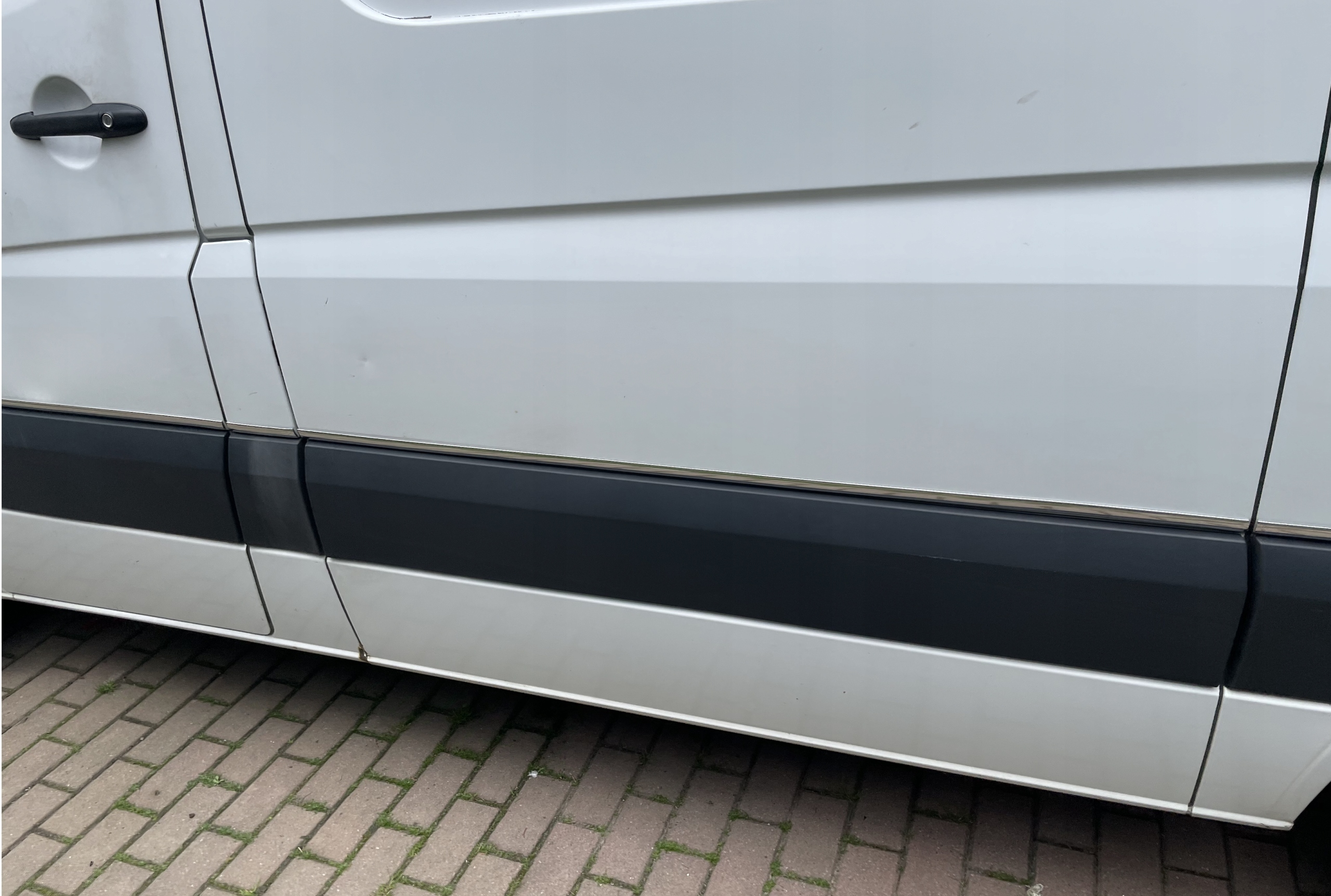 Primo piano delle strisce del Mercedes Sprinter