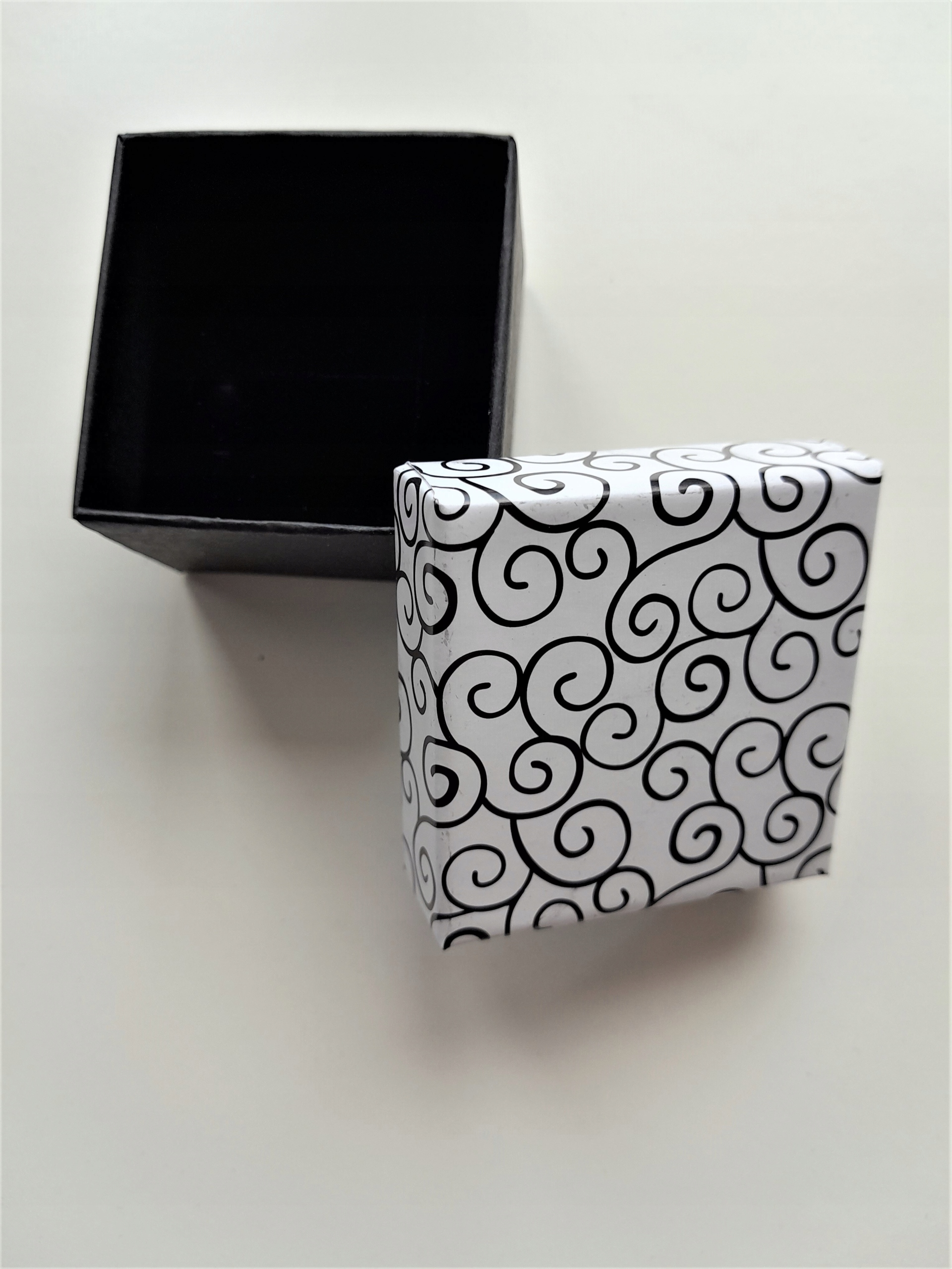 kleine Box schwarz weiß Geschenkverpackung 5x5