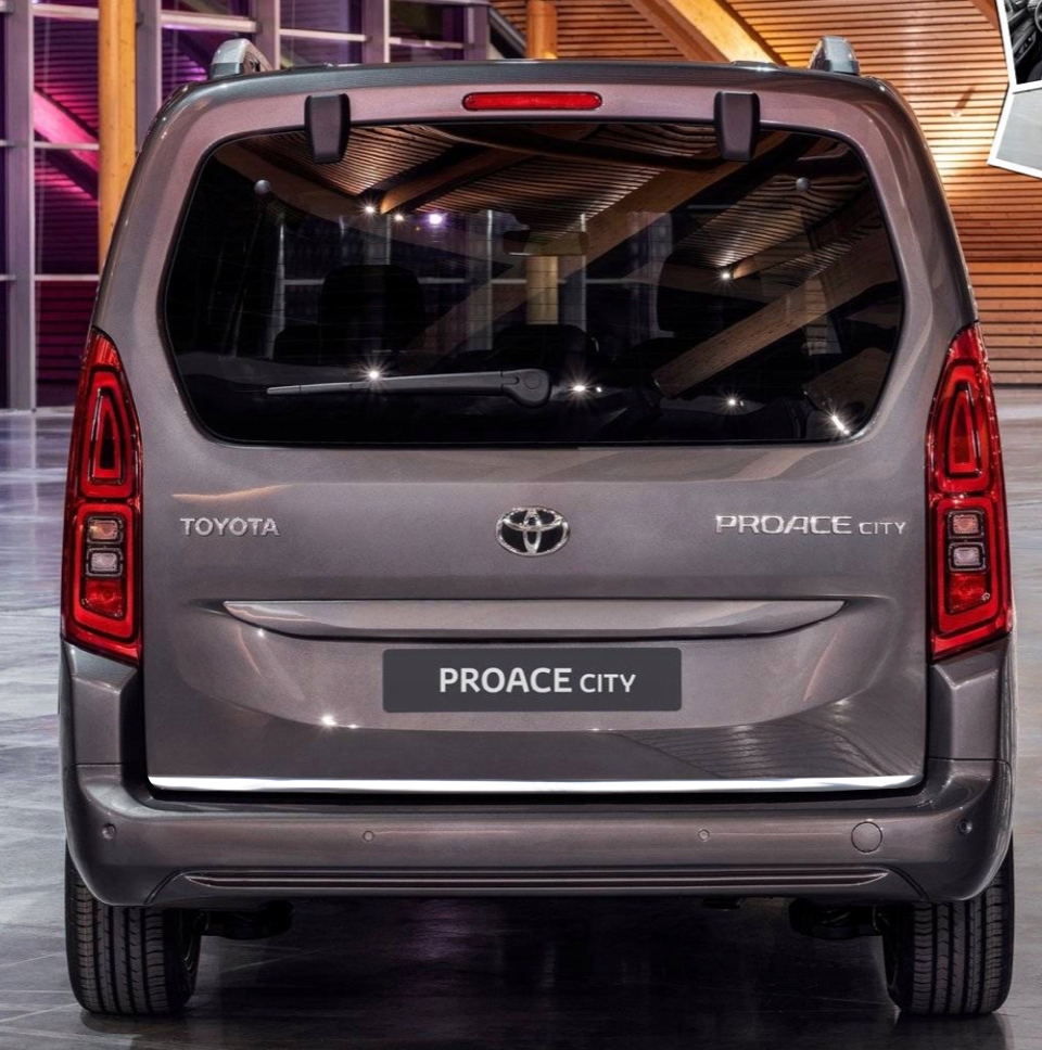 Modanatura cromata per portellone posteriore Toyota Proace City - vista ravvicinata