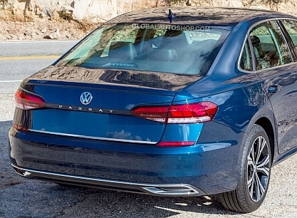 Installazione della striscia cromata sulla VW Passat B8 Berlina