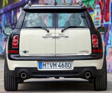 Detail der Chromleiste am Mini Cooper Clubman R55