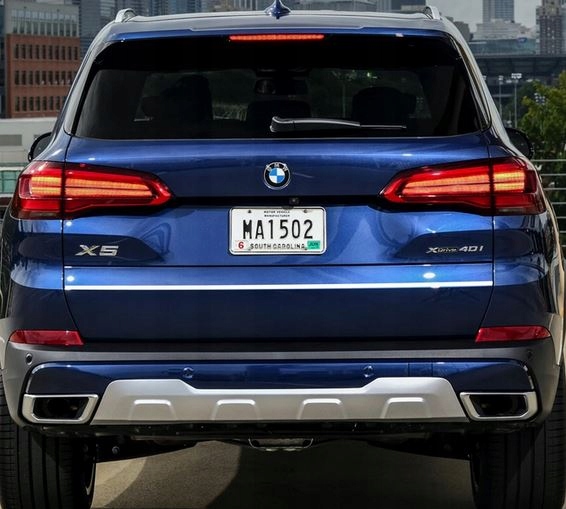 BMW X7 con striscia cromata