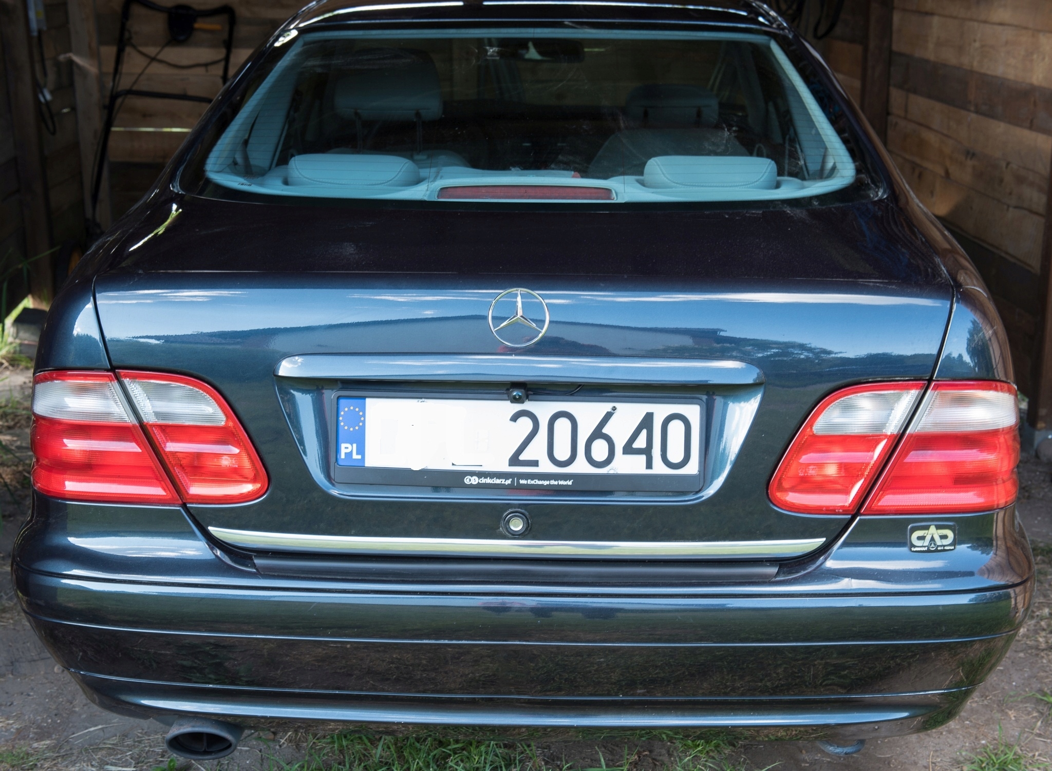 Detalle del embellecedor del portón trasero del Mercedes CLK