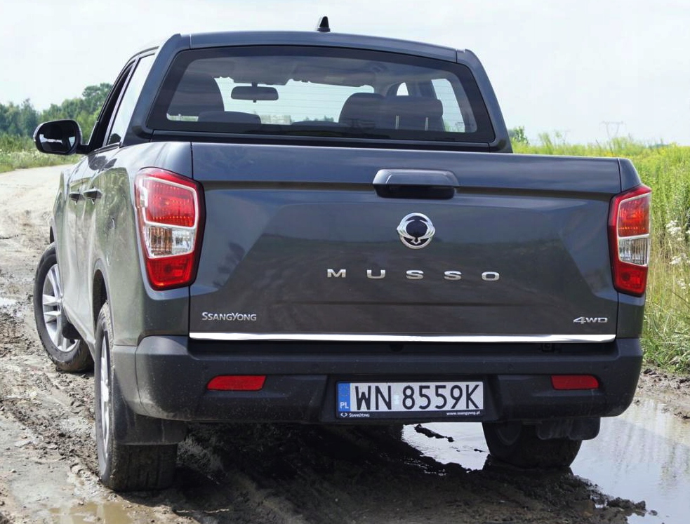 Installazione della striscia cromata sul cofano del bagagliaio della Ssangyong Musso