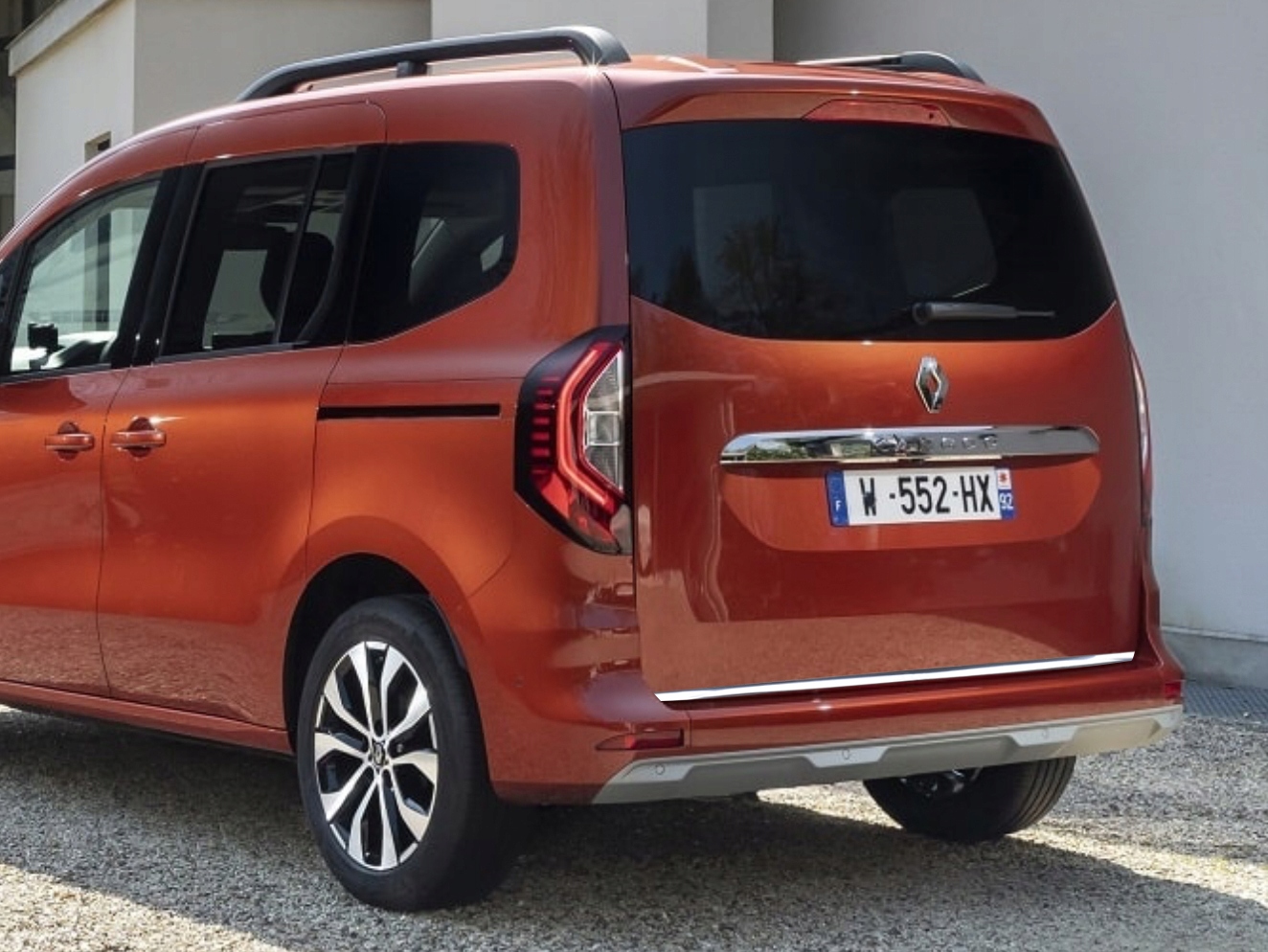 Instalación de la tira cromada en el Renault Kangoo III