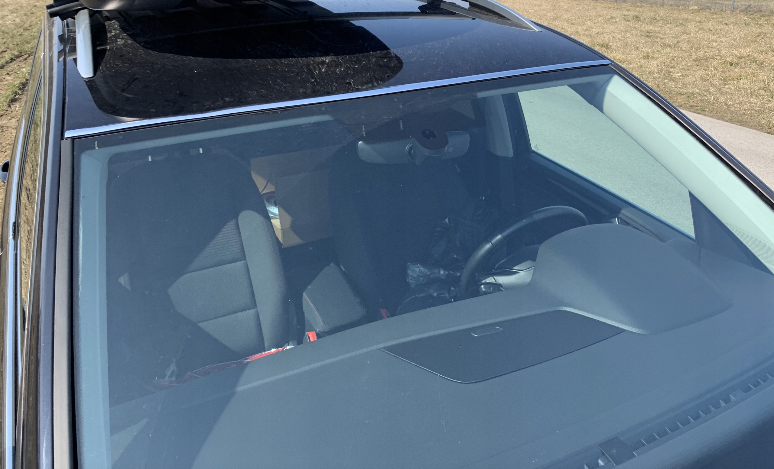 Installazione della striscia cromata su VW Golf Sportsvan