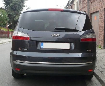 Installazione di una striscia cromata su una Volvo