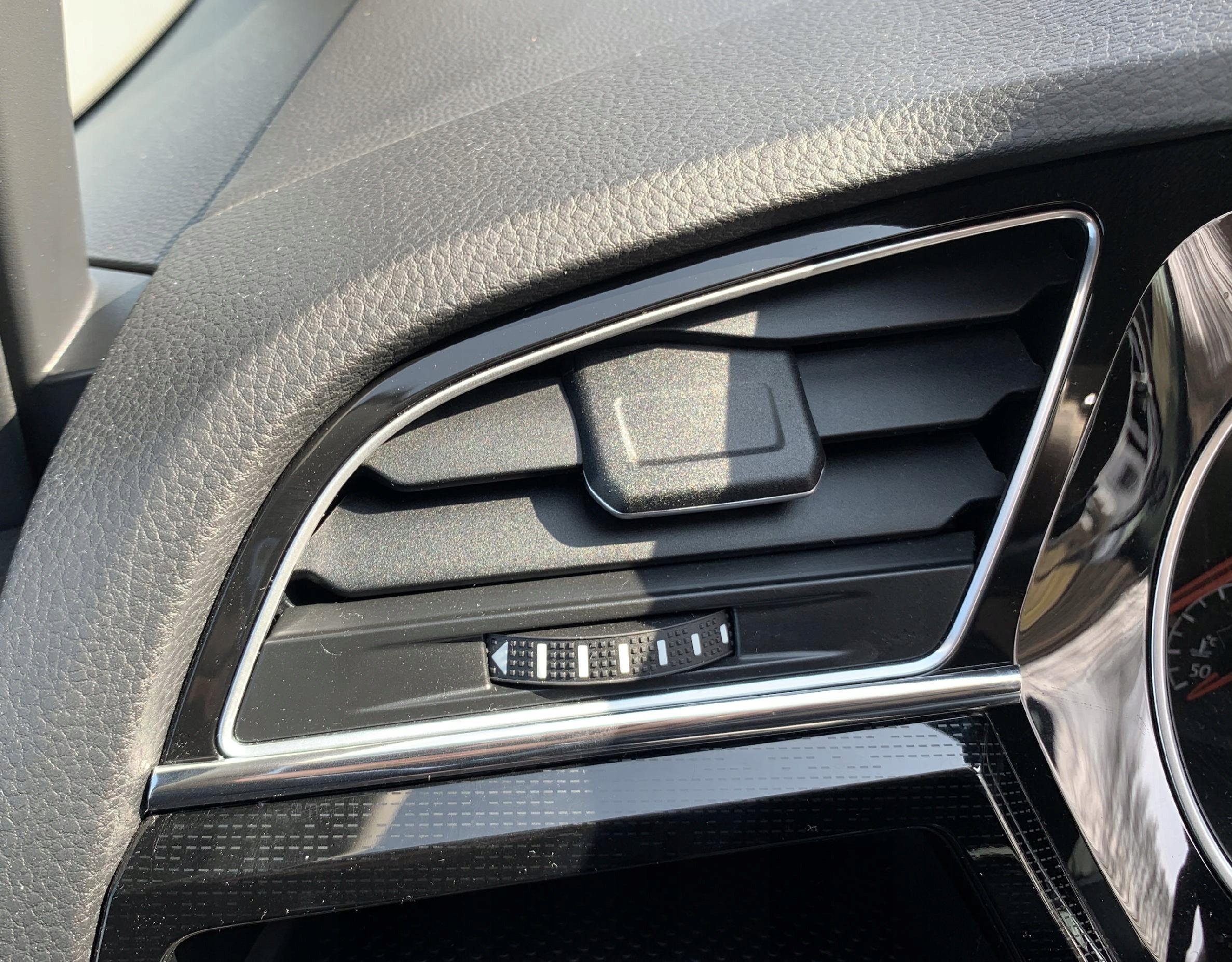 Instalación de molduras cromadas para VW Touran III