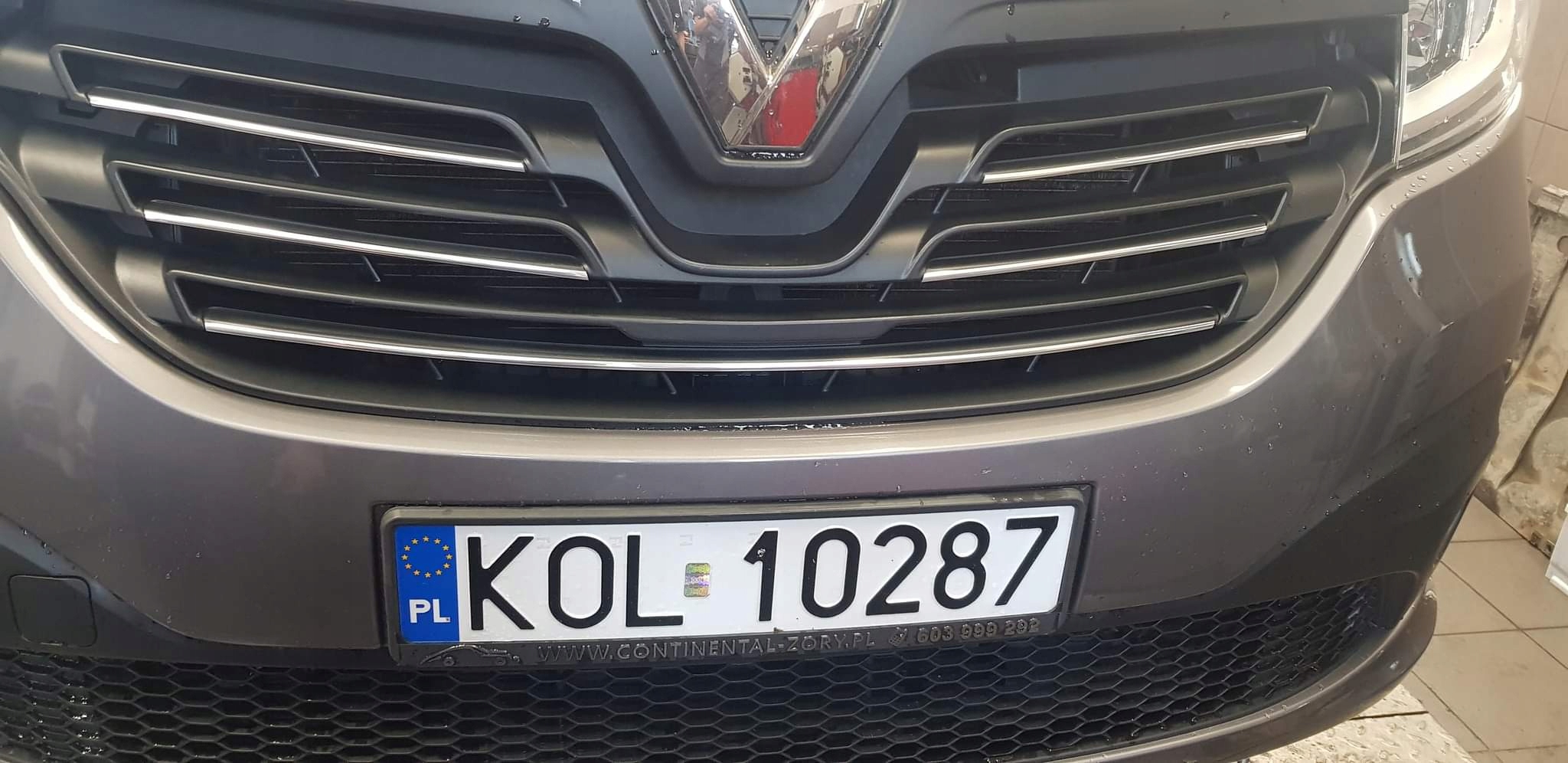 Cromo sulla griglia della Renault Trafic