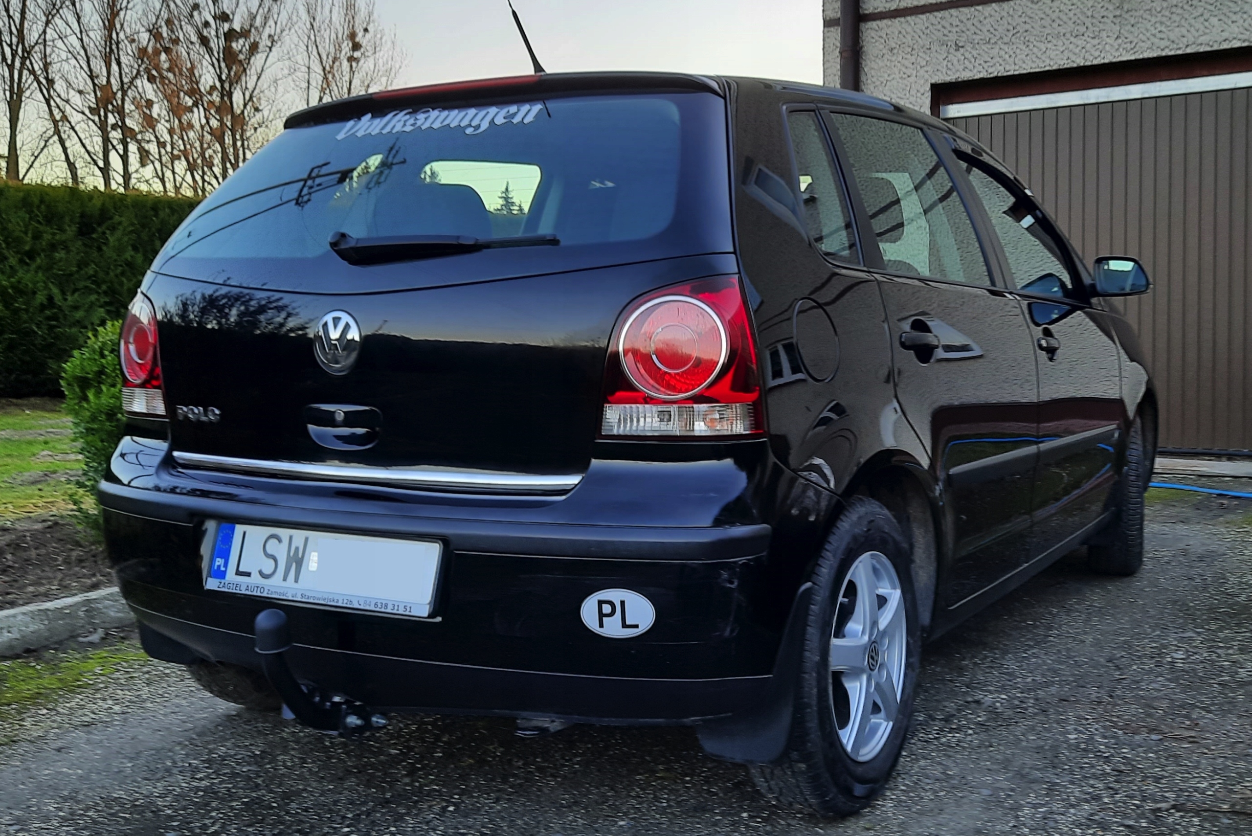 Tira cromada a juego con el modelo del coche