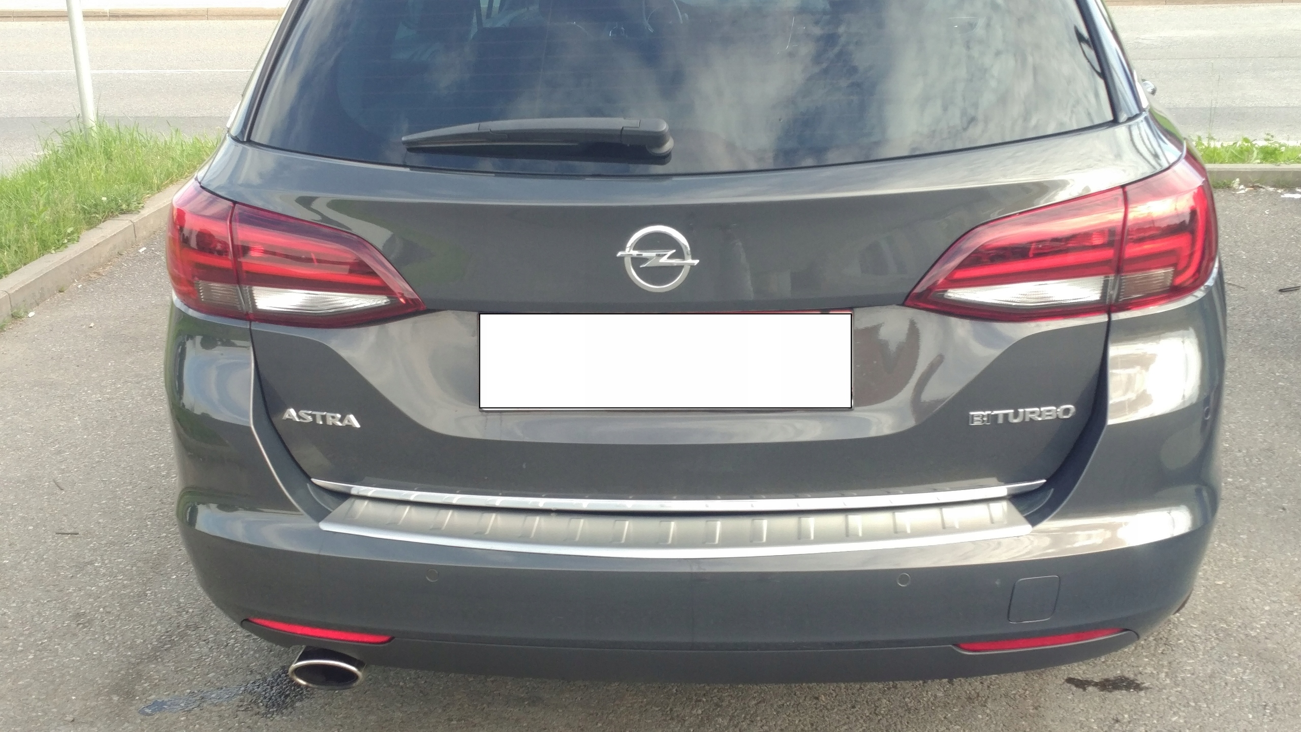 Embellecedor cromado del portón trasero del Opel Astra K Kombi - Imagen 7